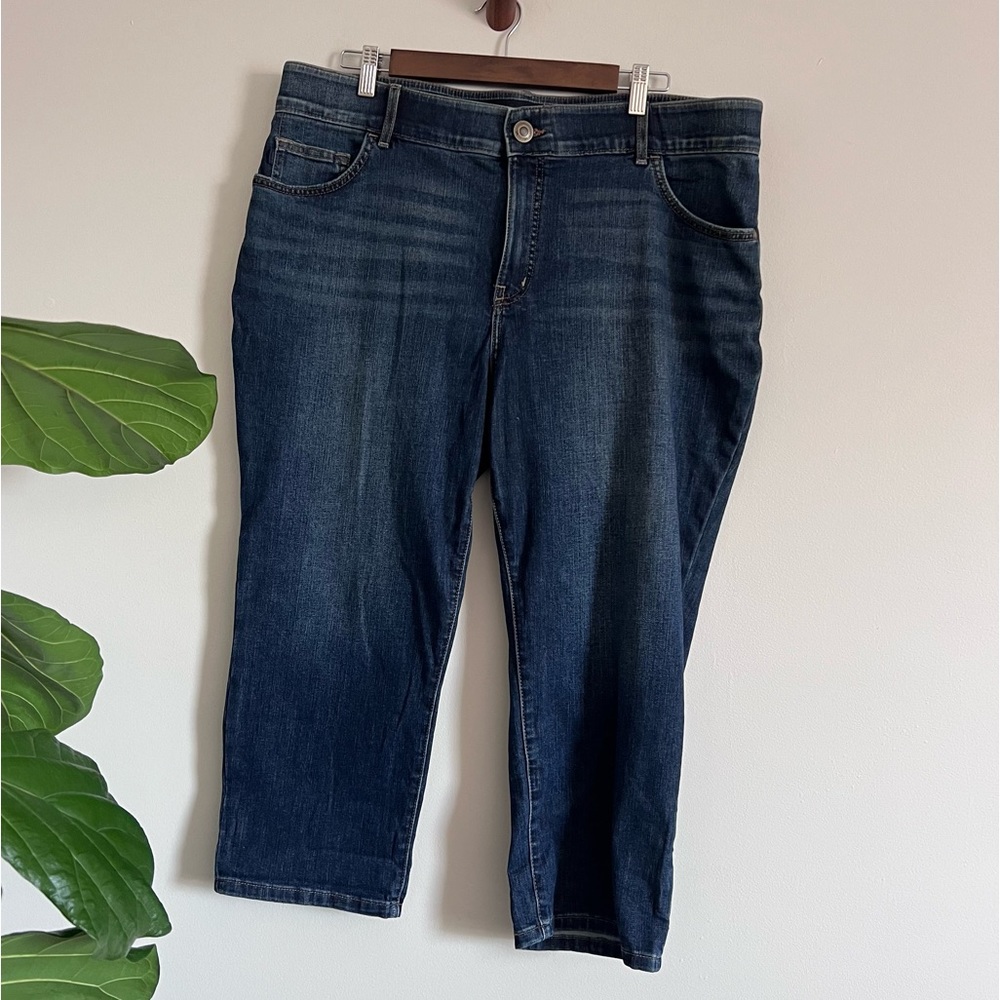 Lee Regular Fit Mid Rise Comfort Waist Capris